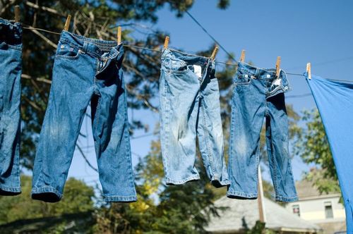 Son şirket çözümleri hakkında Ham Ham Denim'i Çevre Dostu Bir Çözümle Açık Renk Kot Pantolona Dönüştürme